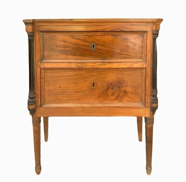 Comodino in legno di noce a due cassetti con colonne ebanizzate nero ai lati.
