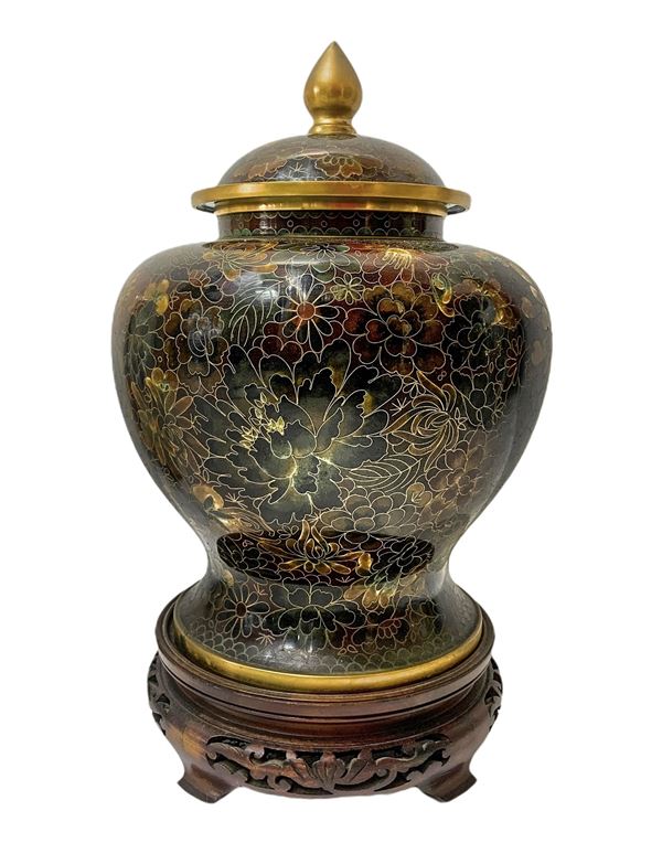 Potiche Cloisonne in metallo. H cm 27. Con base in legno H cm 33