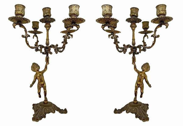Coppia candelieri in ottone dorato con 5 luci sostenute da putto