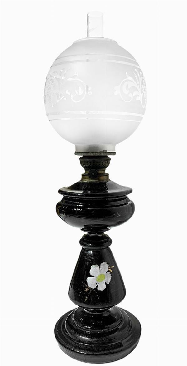 Lume a petrolio, in opaline nero e boccia in vetro