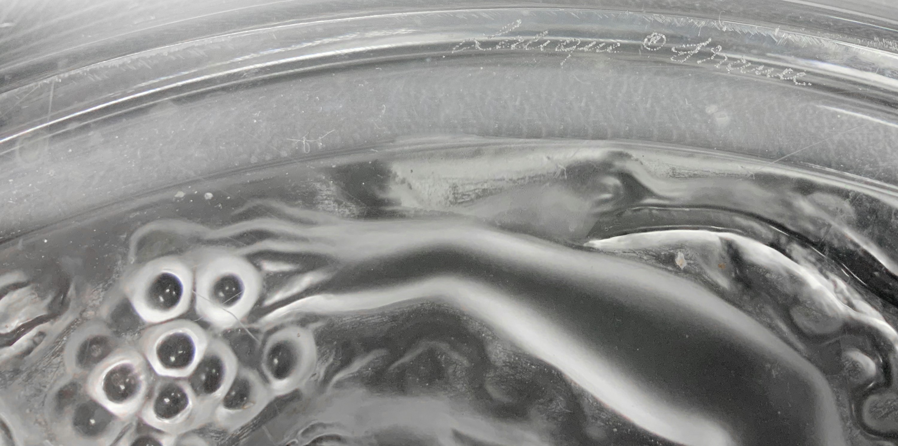 Lalique - Grande Piatto in Cristallo "Côte-D'or" o "trois Figurines Et Raisins"