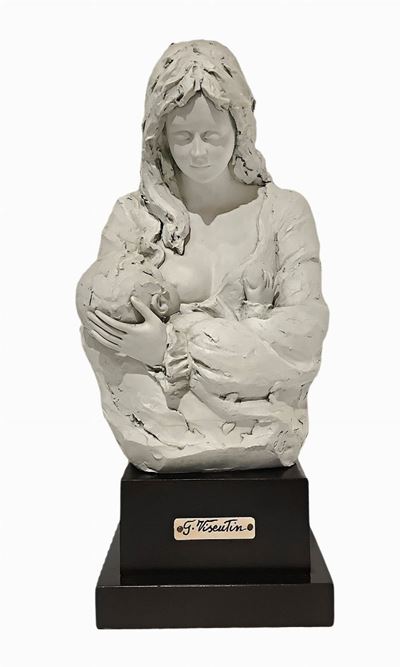 Statuetta in biscuit raffigurante maternità con base in legno