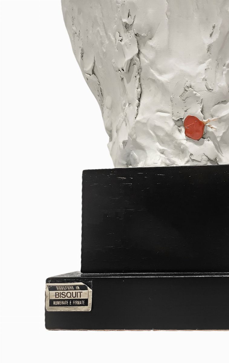 Gianni Visentin - Statuetta in biscuit raffigurante maternità con base in legno