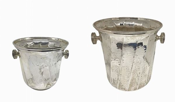 Bottle rack and shirt in 800 silver.