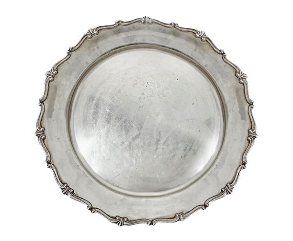 Plate in 900 silver scalloped and decorated at the edges.