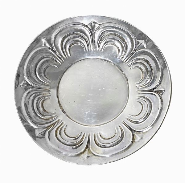 Round plate in 800 silver, embossed with arch motifs.