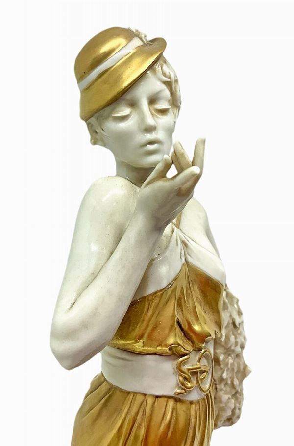 Capodimonte, porcelain statuette depicting a woman with a fur hat and stole  - Auction Design, Art Decorative del XX secolo e Dipinti d'arte moderna e  contemporanea - Casa d'aste La Rosa