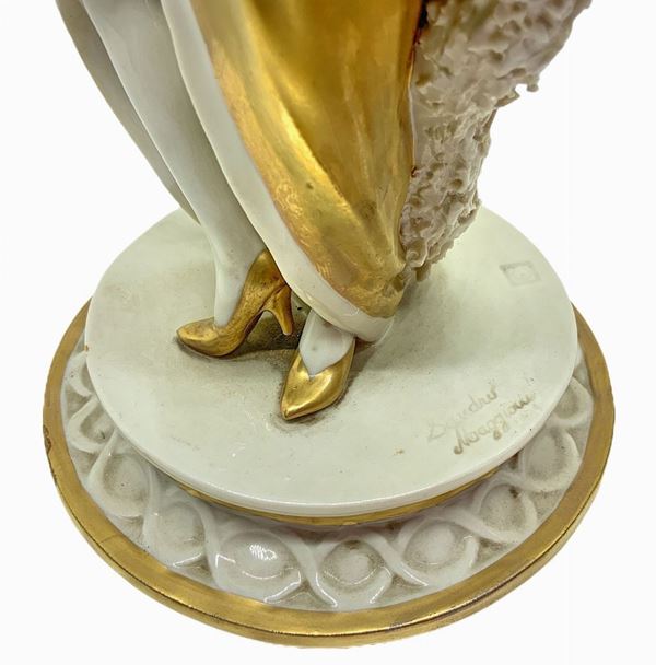 Capodimonte, porcelain statuette depicting a woman with a fur hat and stole  - Auction Design, Art Decorative del XX secolo e Dipinti d'arte moderna e  contemporanea - Casa d'aste La Rosa