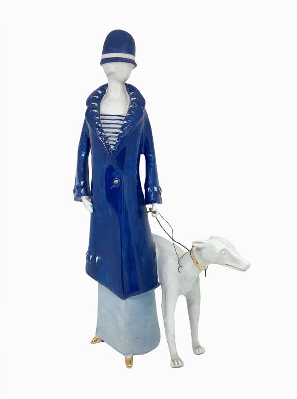 San Marco Porcellane - Donna con cappotto blu e cane al guinzaglio.