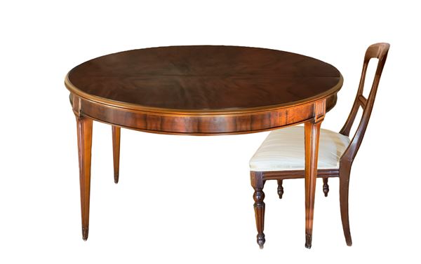 Extendable oval walnut table and n. 4 chairs.