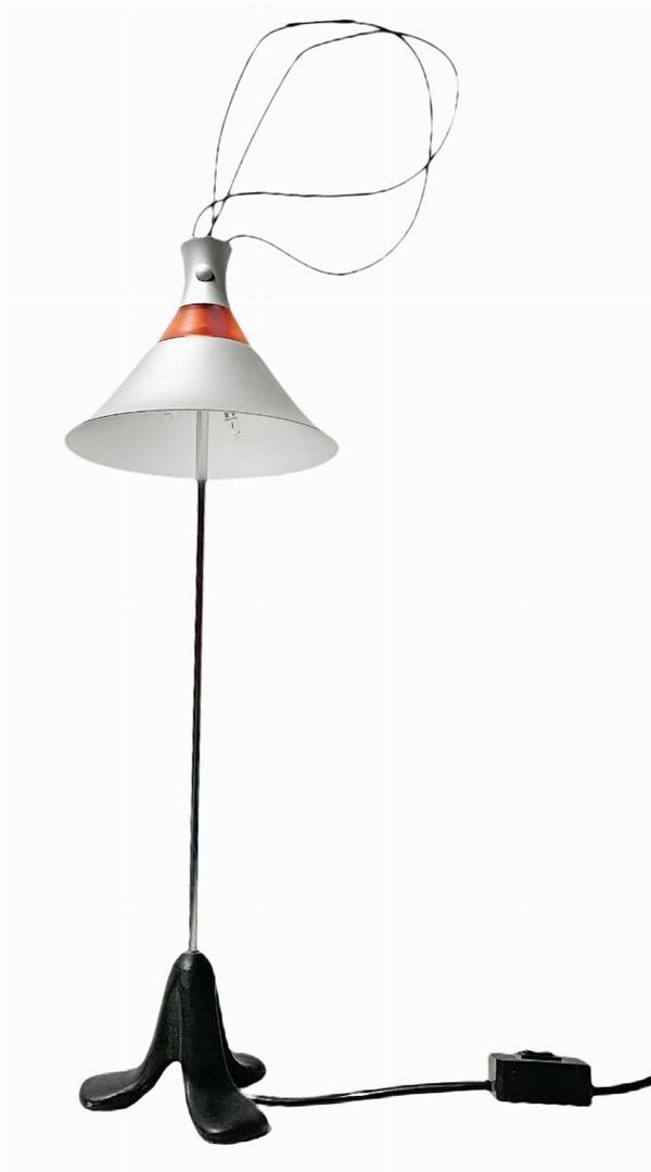 Prod. Italiana, lampada da tavolo con base in ghisa e diffusore in acrilico arancio e alluminio satinato.