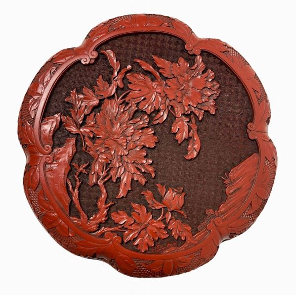 Scatola laccata in rosso cinabro. Decorazione floreale a basso rilievo.