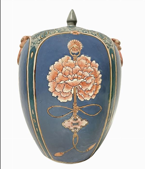 Chinese pot office vase blue backfloor with pink floral decorations.
