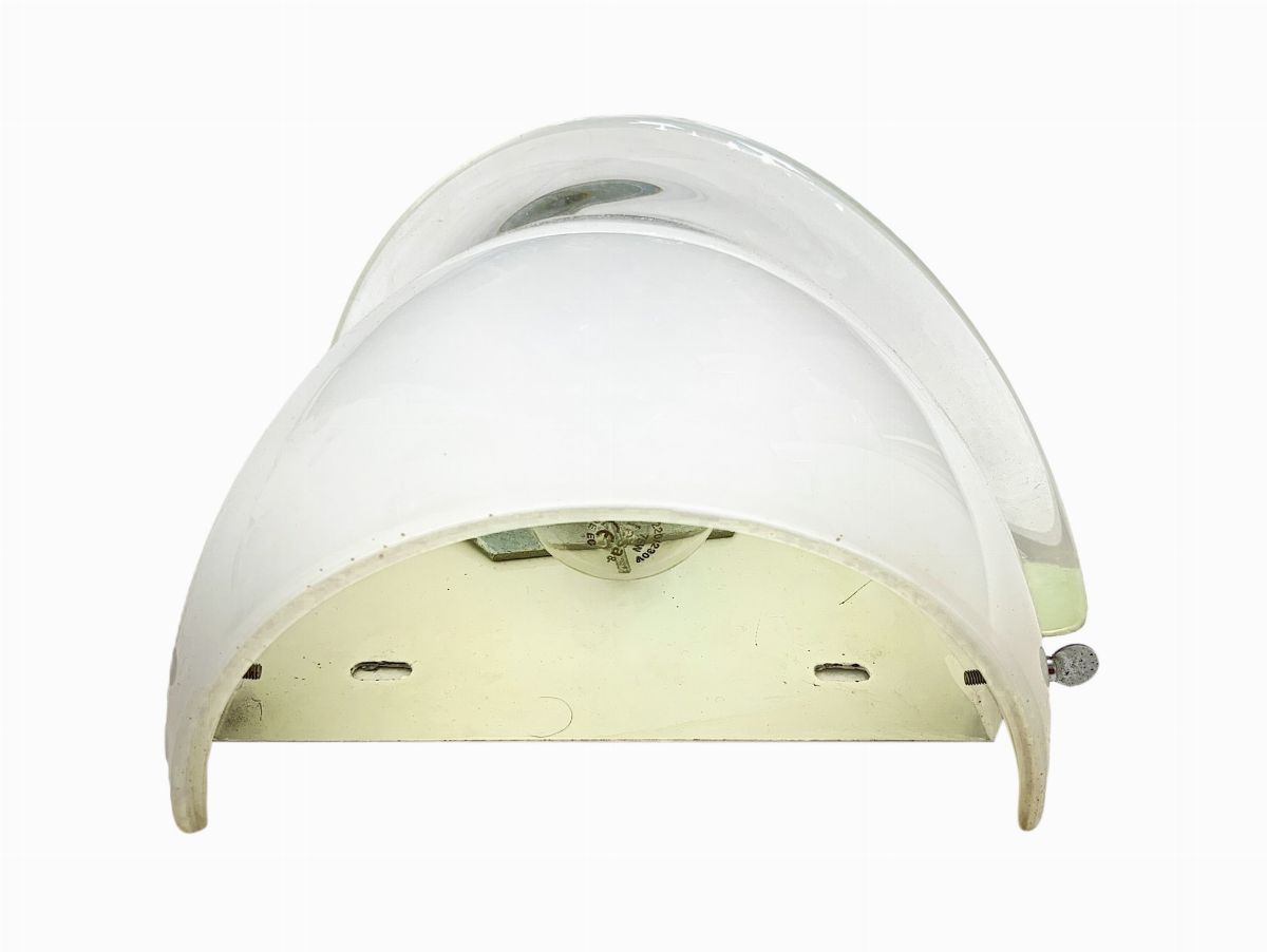 Lampada da parete in vetro lattimo, disegno Tina Aufiero