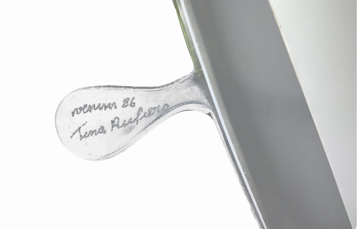 Lampada da parete in vetro lattimo, disegno Tina Aufiero