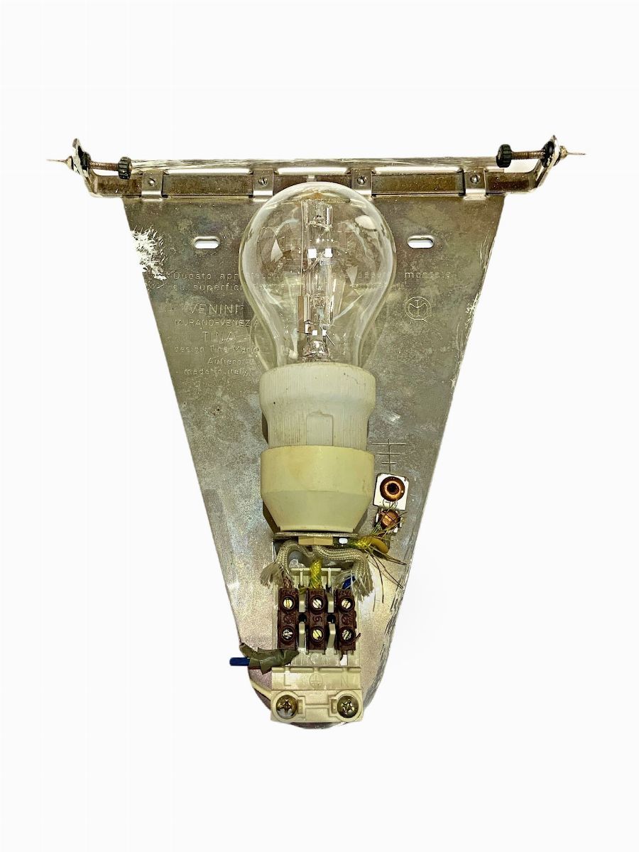 Lampada da parete in vetro lattimo, disegno Tina Aufiero