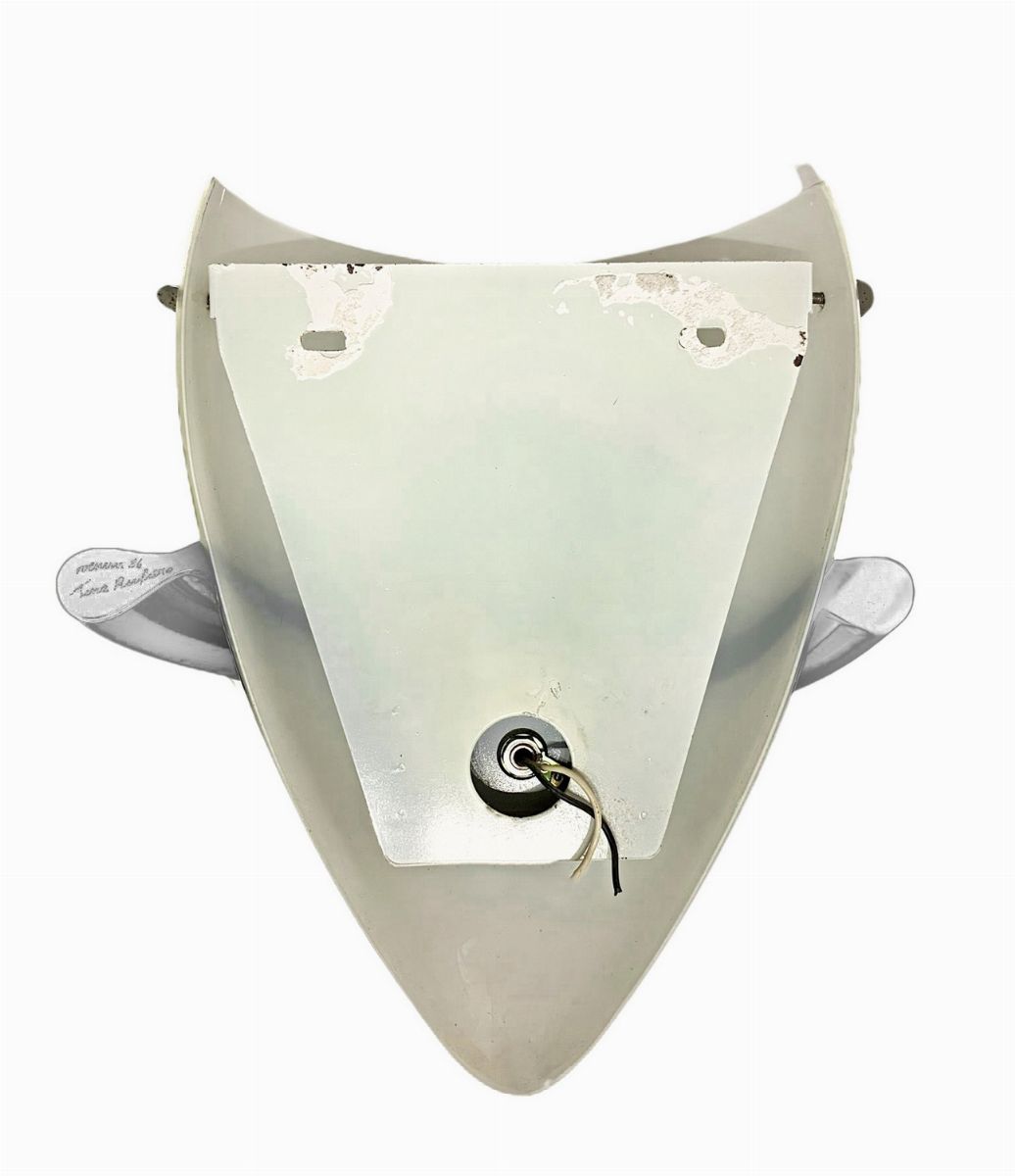 Lampada da parete in vetro lattimo, disegno Tina Aufiero