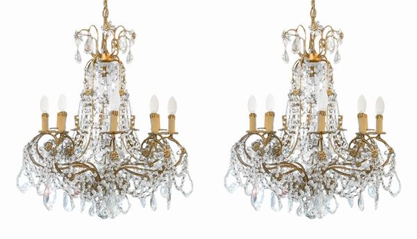 Coppia di lampadari in metallo, con brindoli di vetro