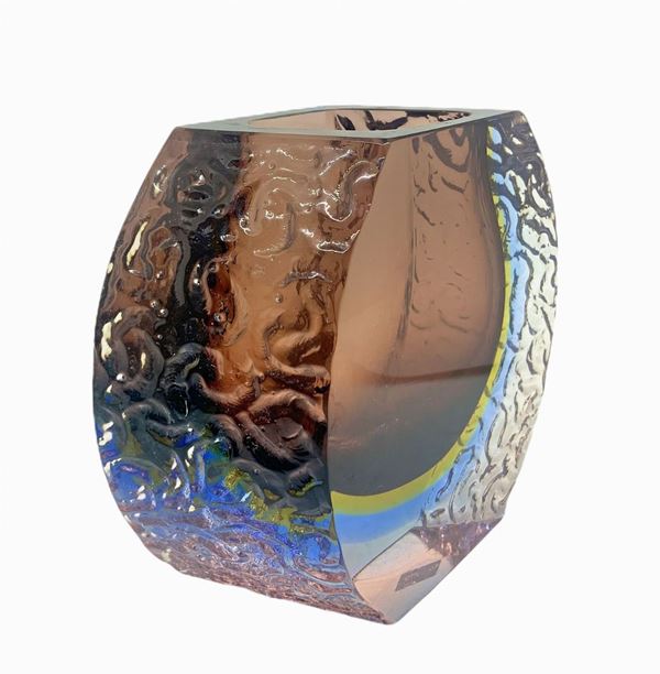 Vaso in vetro di Murano con costolature sui laterali. H cm 17