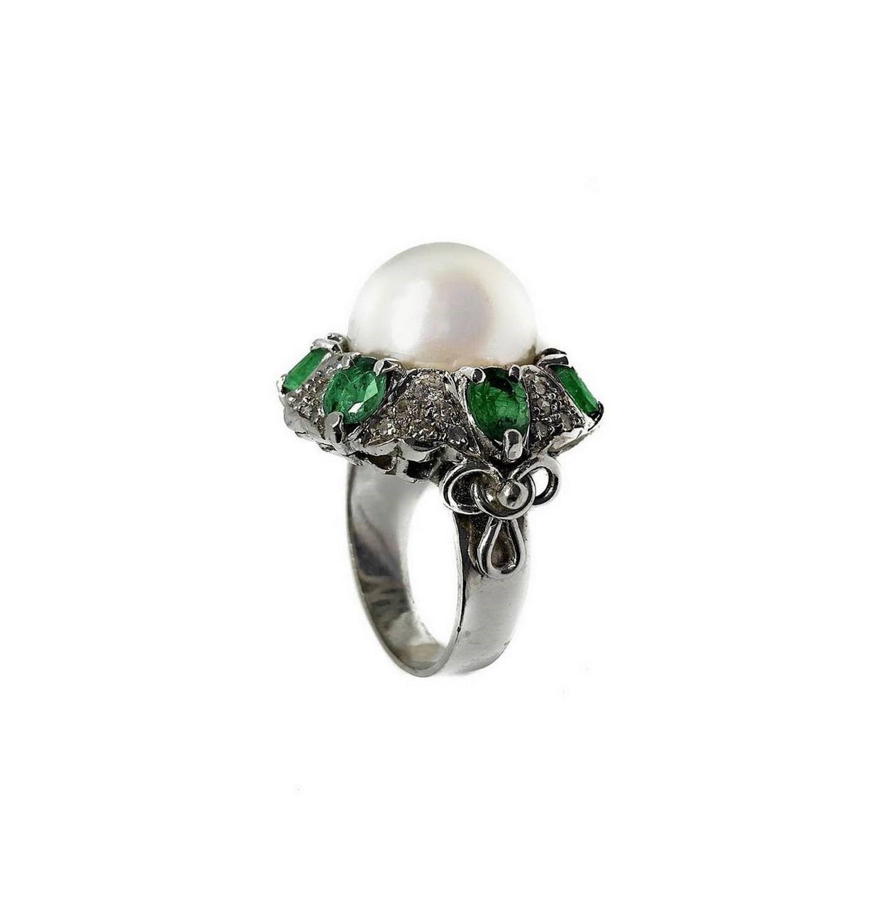 Anello in Oro Bianco con Perla, Brillanti e Smeraldi.