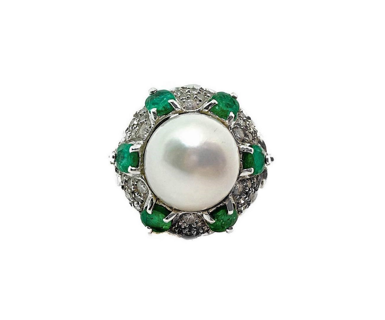 Anello in Oro Bianco con Perla, Brillanti e Smeraldi.