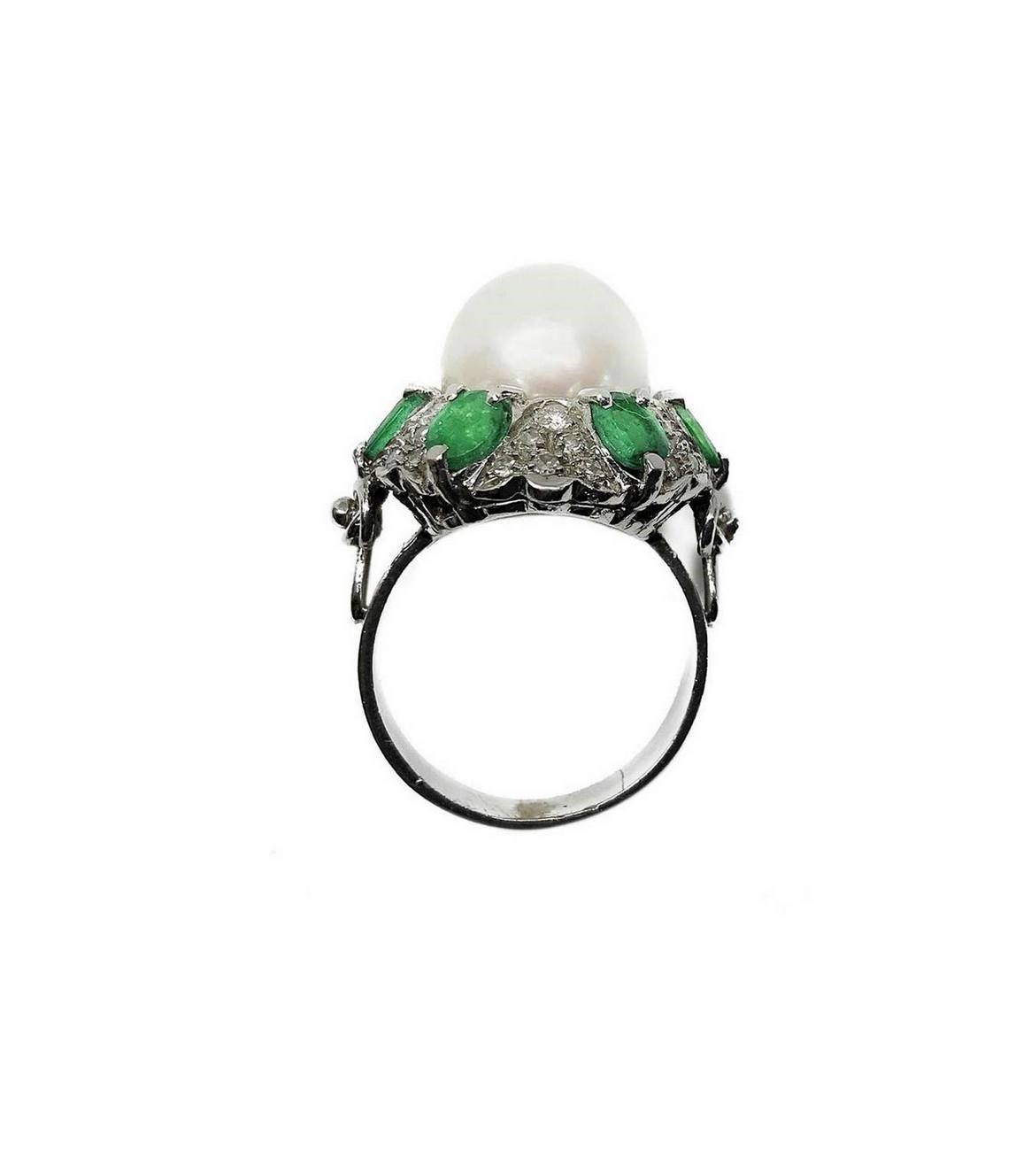 Anello in Oro Bianco con Perla, Brillanti e Smeraldi.