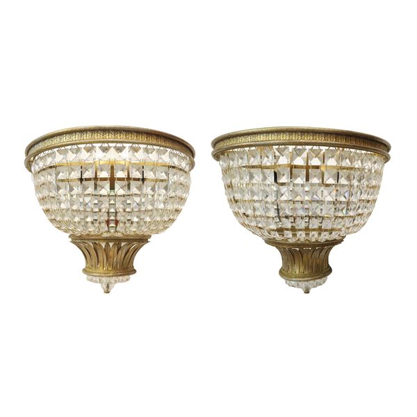 Coppia di appliques in metallo dorato e cristalli