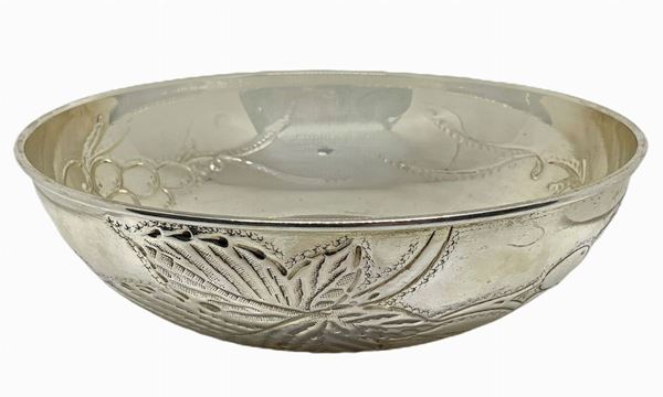 Bowl in embossed silver
