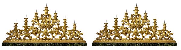 Coppia di candelieri a sette luci in legno dorato a foglia a forma piramidale. Fine XVIII secolo. Base cm 112x14, altezza cm 60