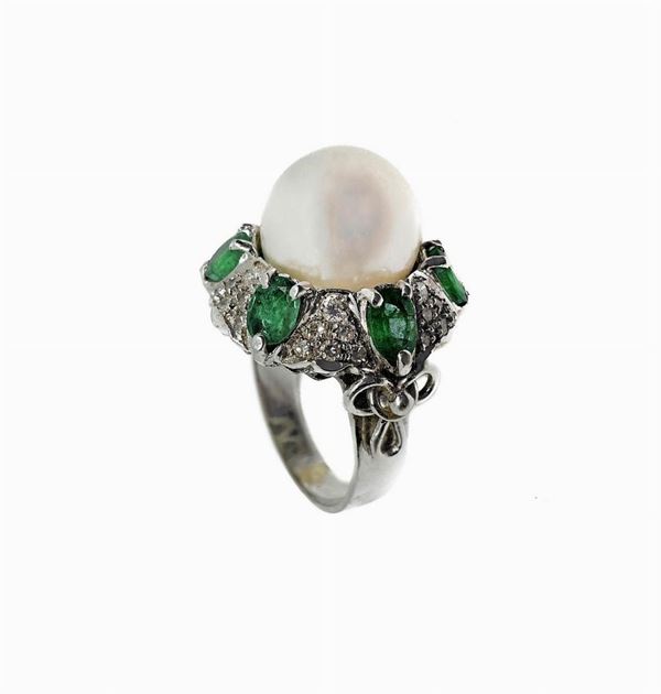 Anello in oro bianco con perla, brillanti e smeraldi. Gr 11.7