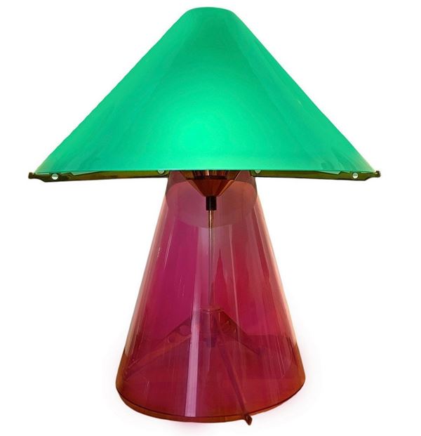 Produzione Fontana Arte, disegno  Umberto Riva, modello Metafora. Lampada da tavolo. Anni &rsquo 70,struttura in vetro nei toni del rosa trasparente ... 