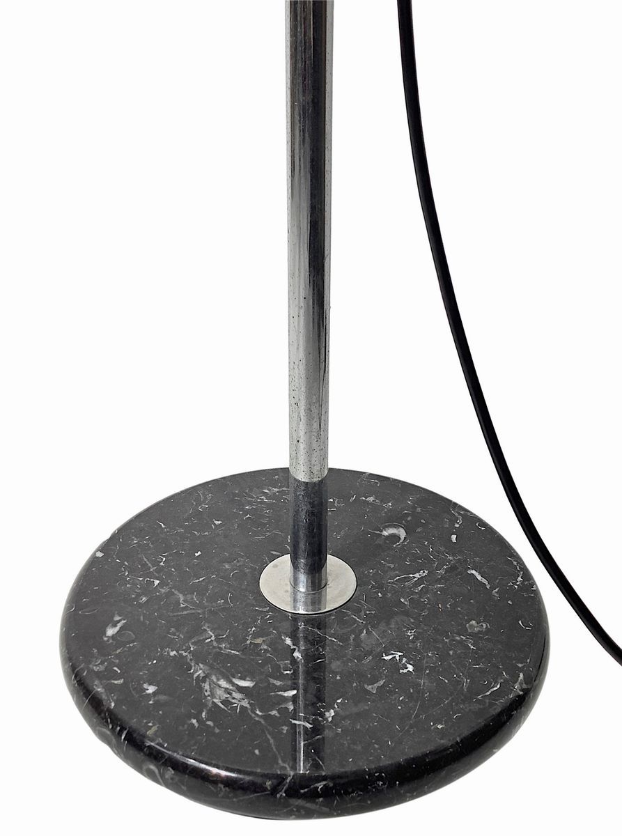 Piantana modello a mezzaluna