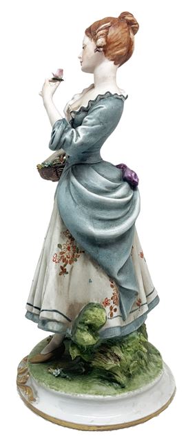 Capodimonte porcelain figurine depicting a lady with a basket of flowers. - Auction  Asta a Tempo - Casa d'aste La Rosa