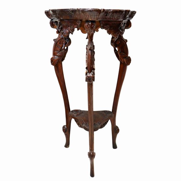 Three-legged gueridon in solid wood with carvings and floral ramage.