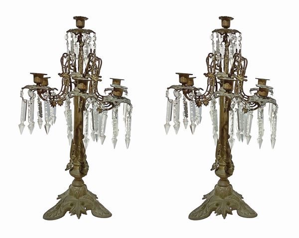 Coppia di candelieri in bronzo con brindoli in vetro