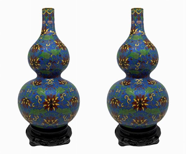 Coppia di vasi cinesi con base