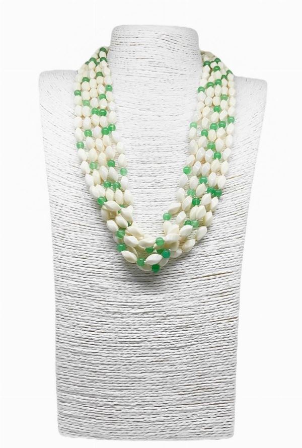 Collana con cinque fili di AVORIOLINA intramezzati da sferette di GIADA riscaldata