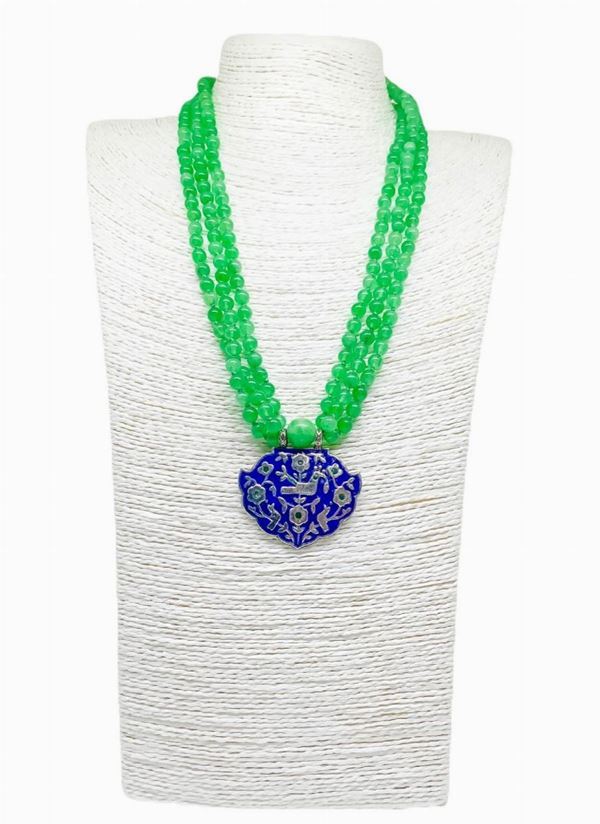 Collana con centrale argentato e tre fili di sferette di Giada