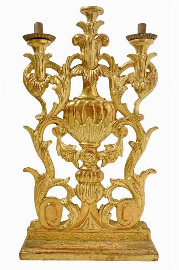 Candeliere a tre luci in legno dorato a foglia