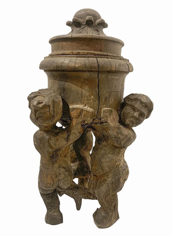 Alzata in legno con tre putti e coperchio, XIX secolo.