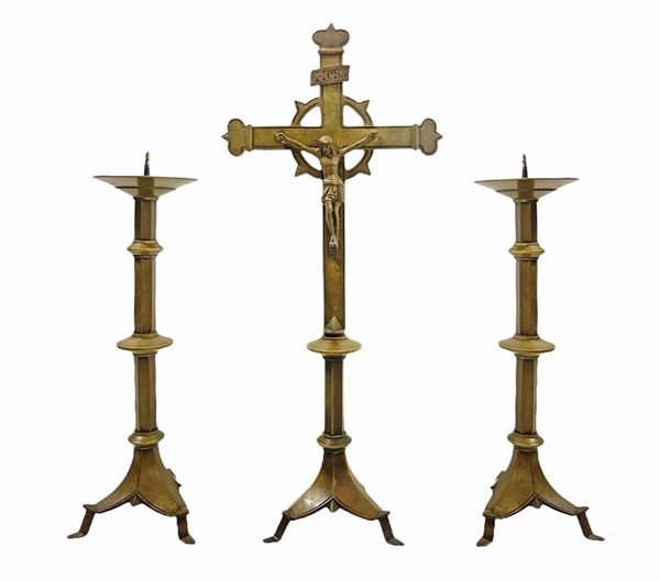 Trittico in bronzo dorato composto da Cristo in croce e coppia di candelabri