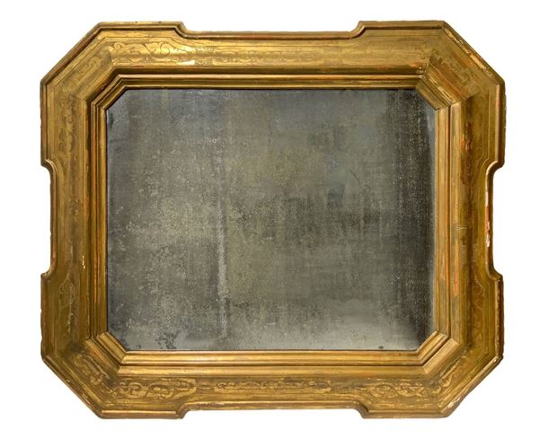 Grande ed importante specchiera in legno dorato con decorazione 
