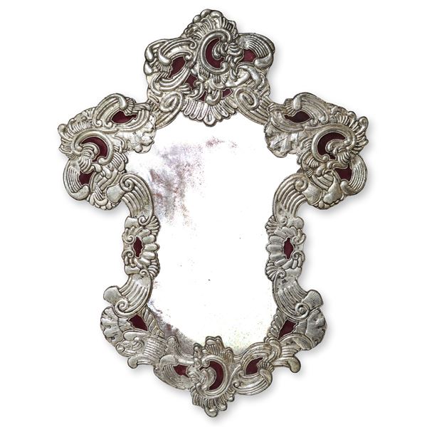 Specchiera con struttura in legno rivestita con lamina in argento sbalzato