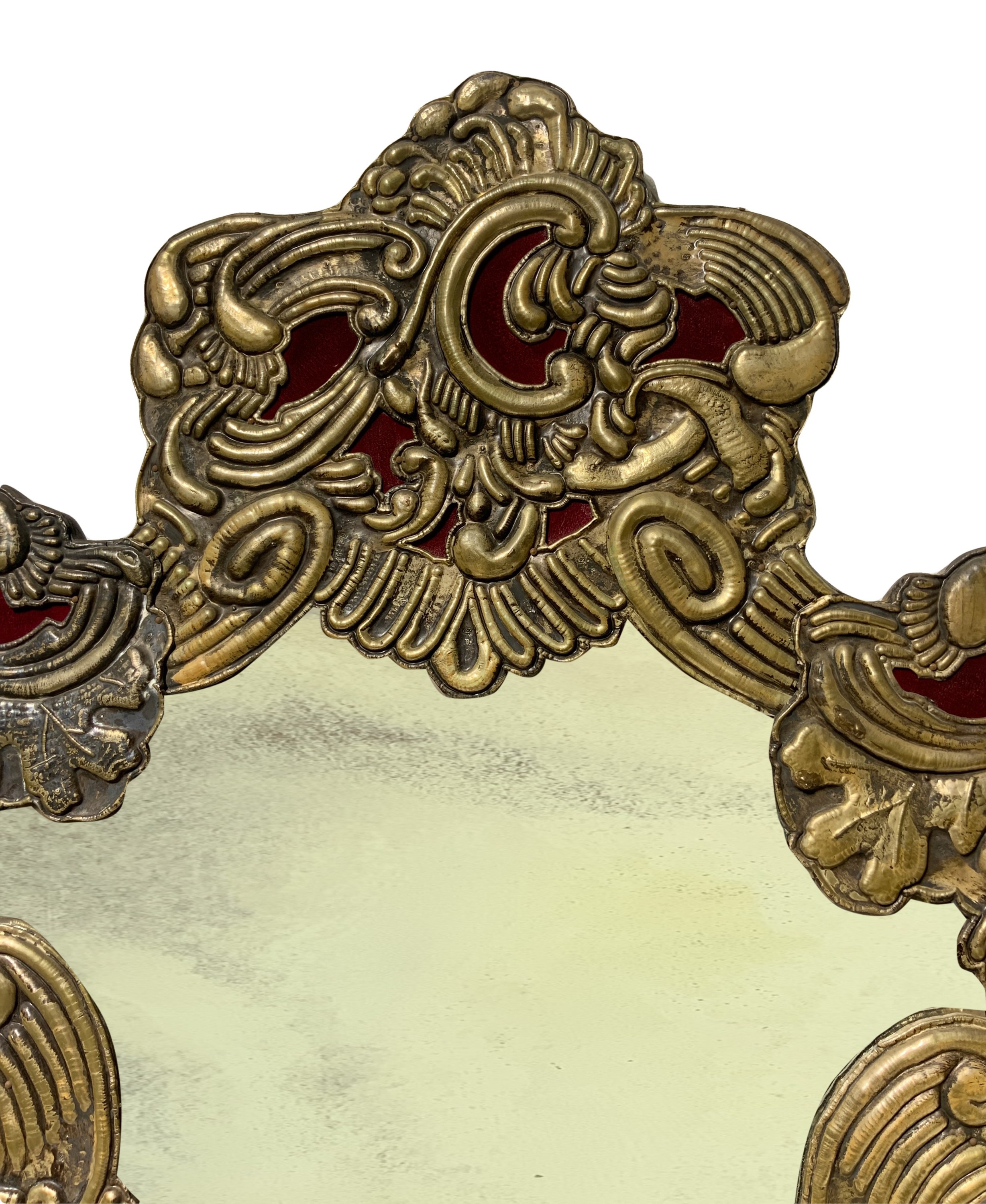 Grande specchiera da muro con struttura in legno rivestita con lamina in argento sbalzato