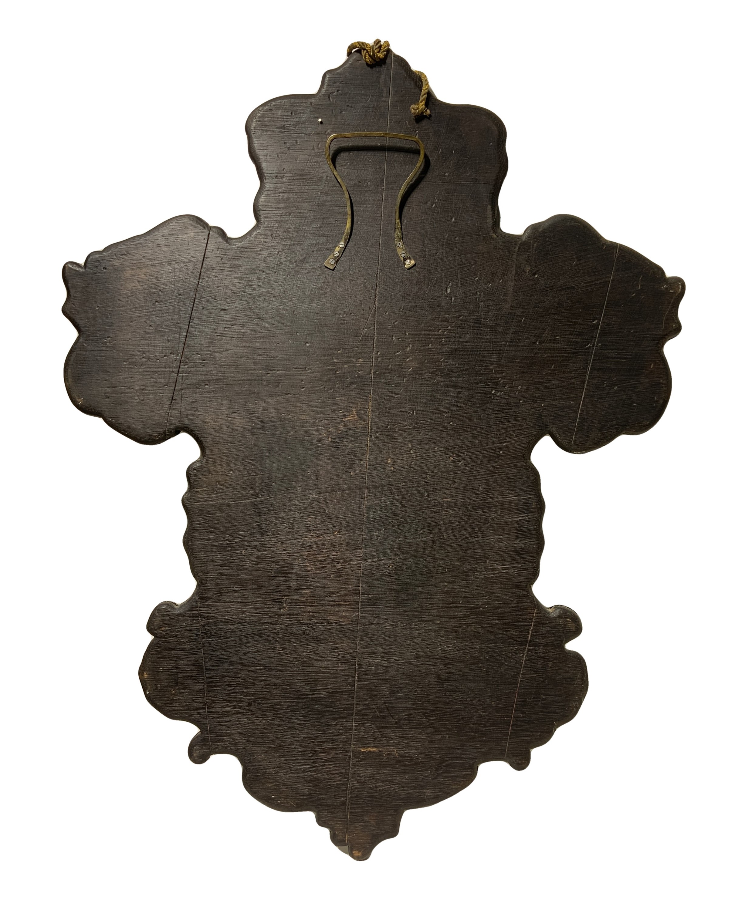 Grande specchiera da muro con struttura in legno rivestita con lamina in argento sbalzato