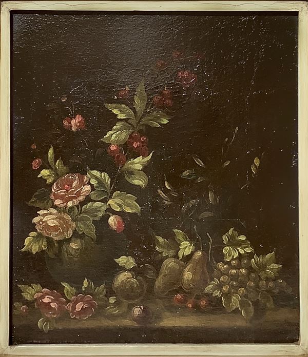 Natura morta di fiori in vaso rotondo e frutta su un piano orizzontale