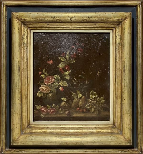Natura morta di fiori in vaso rotondo e frutta su un piano orizzontale