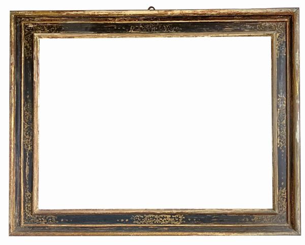 Cornice in legno laccato e dorato con decorazioni a ghirlande