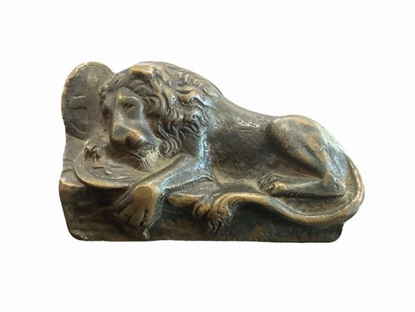Lion paperweight in bronze with gold patina