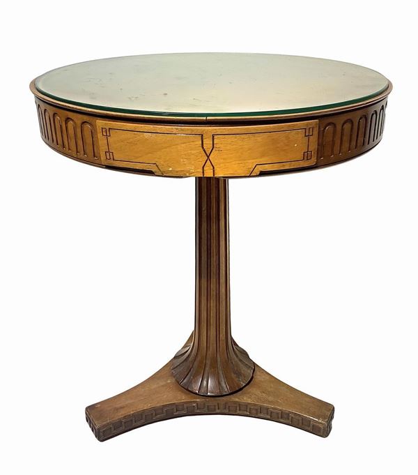 Tavolino stile classico in legno di noce con vetro,